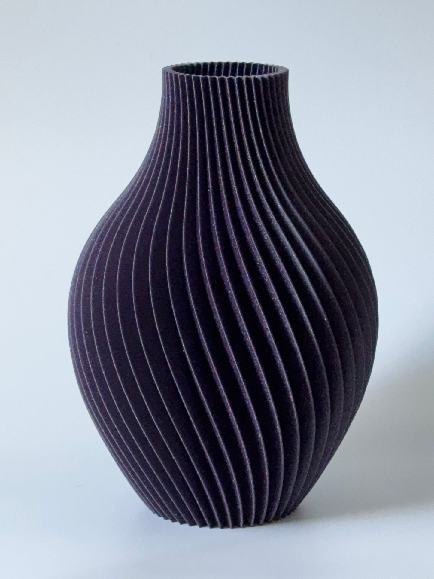 3D-geprinte spiraalvaas in sprankelend paars, geschikt voor droogbloemen of kunstbloemen