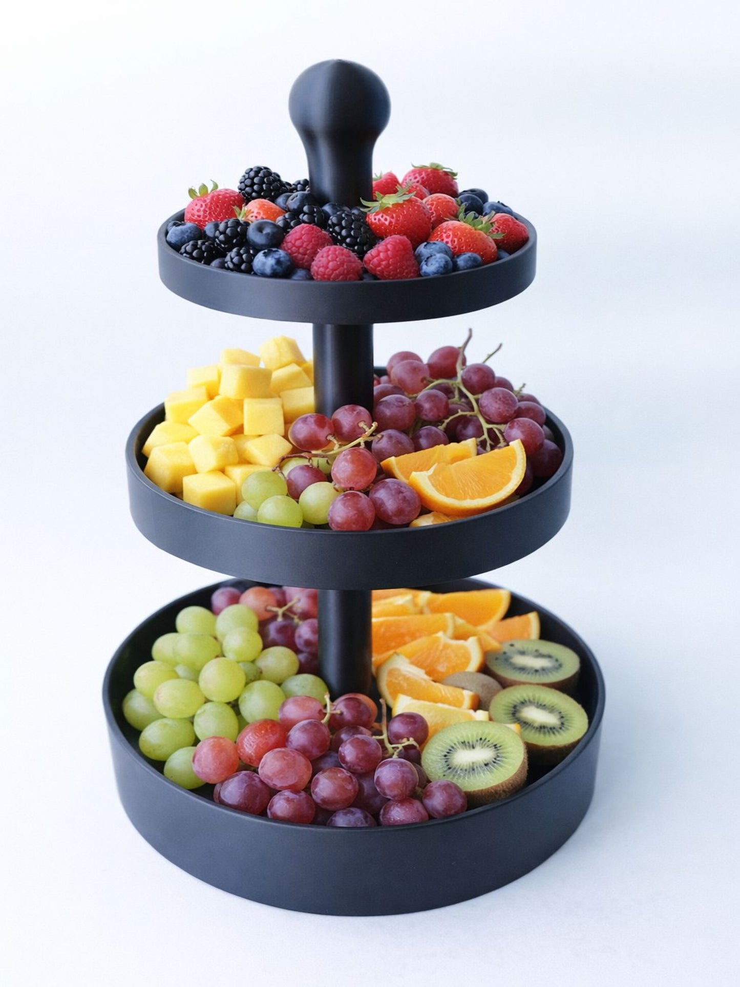 Zwarte 3D-geprinte ronde etagère van 34 cm hoog, ideaal voor hapjes, fruit en snacks op tafel.