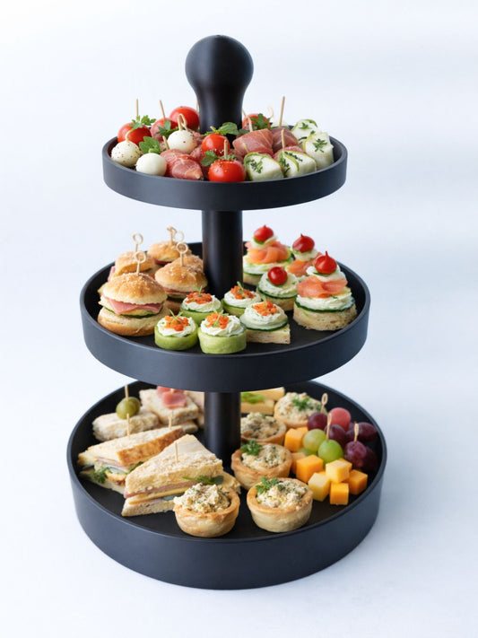 Zwarte 3D-geprinte ronde etagère van 34 cm hoog, ideaal voor hapjes, fruit en snacks op tafel.