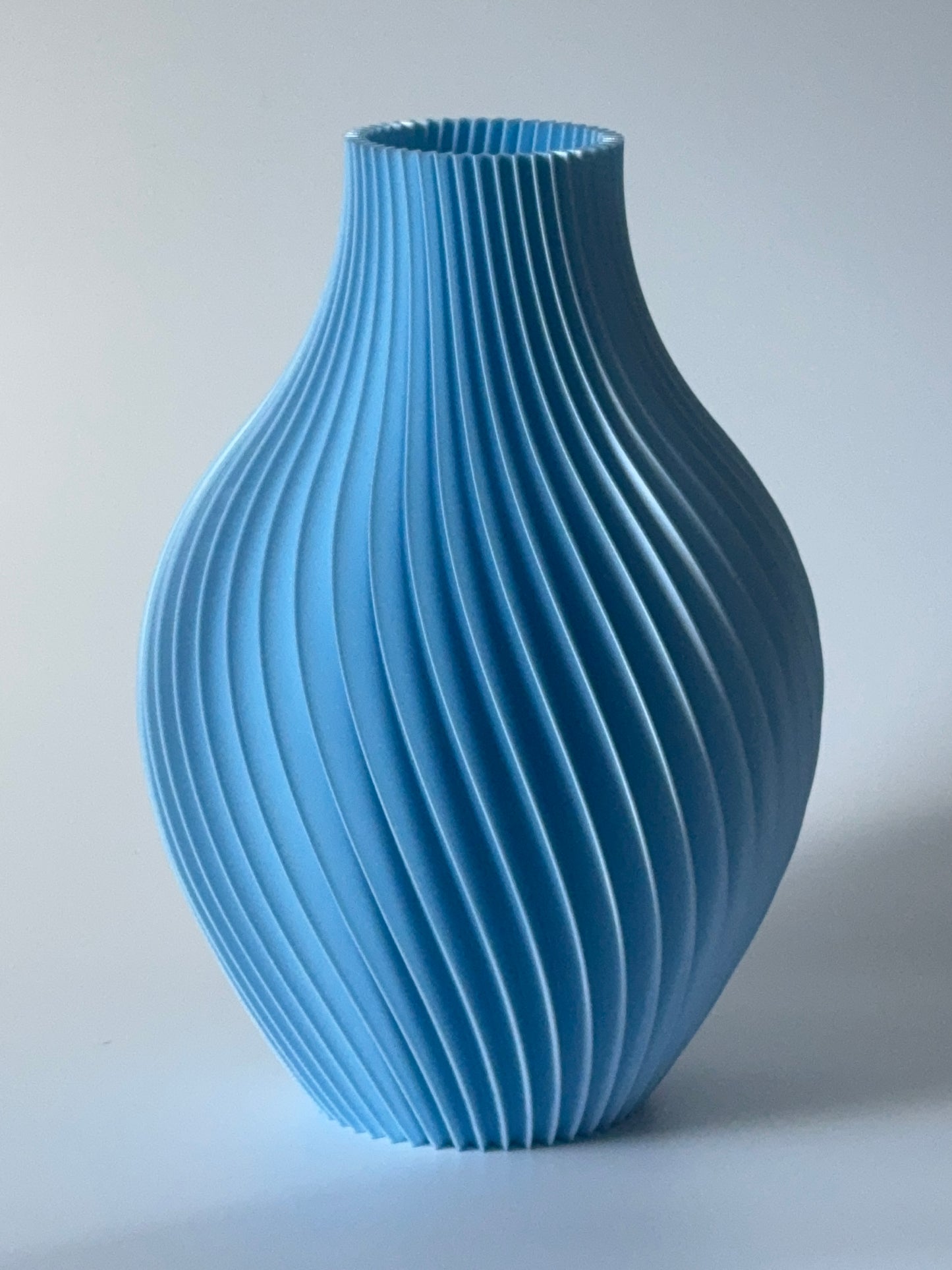 3D-geprinte spiraalvaas in baby blauw, geschikt voor droogbloemen of kunstbloemen