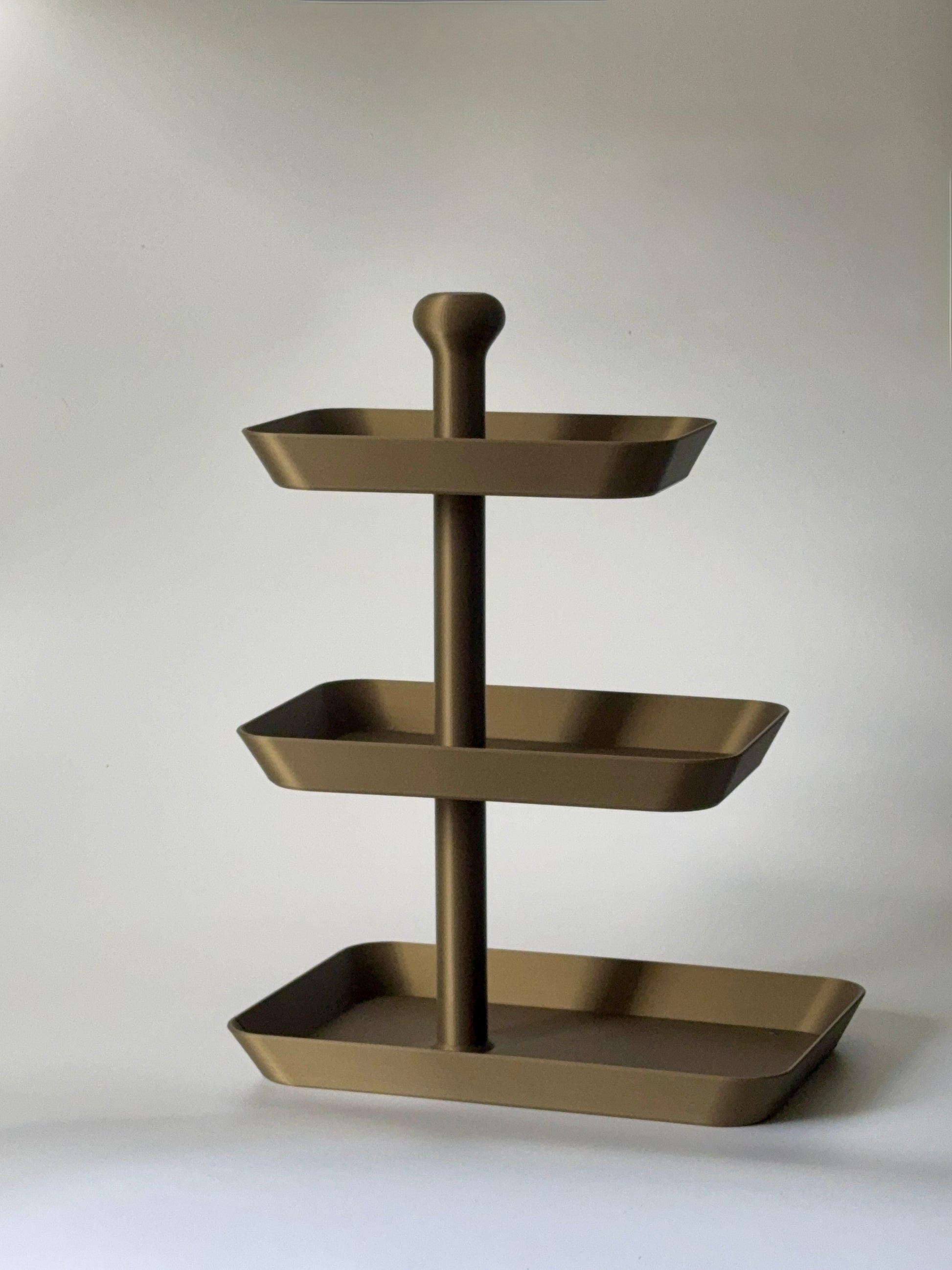 Bronzen 3D-geprinte etagère van 33 cm hoog, ideaal voor hapjes, gebak en snacks op tafel.