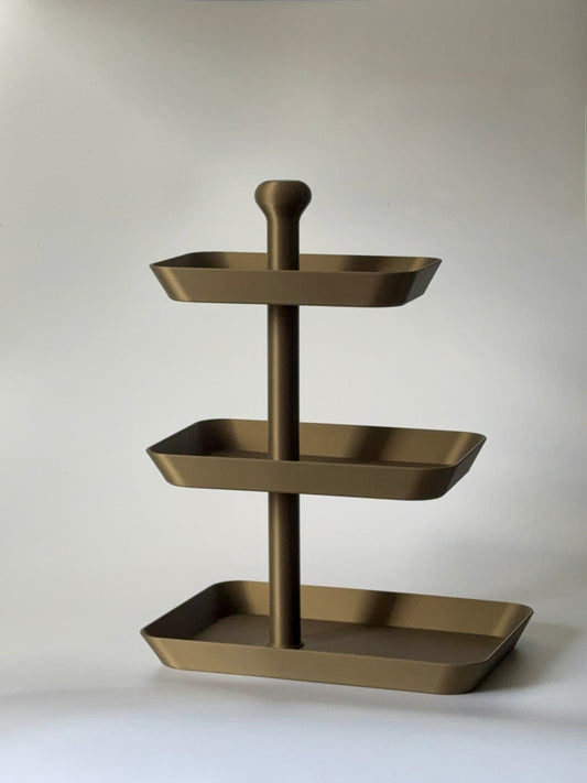 Bronzen 3D-geprinte etagère van 33 cm hoog, ideaal voor hapjes, gebak en snacks op tafel.