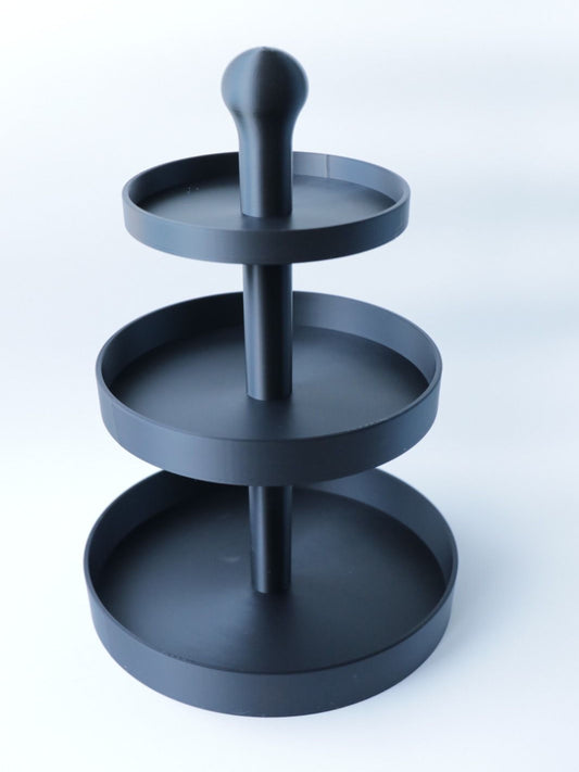 Zwarte 3D-geprinte ronde etagère van 34 cm hoog, ideaal voor hapjes, fruit en snacks op tafel.