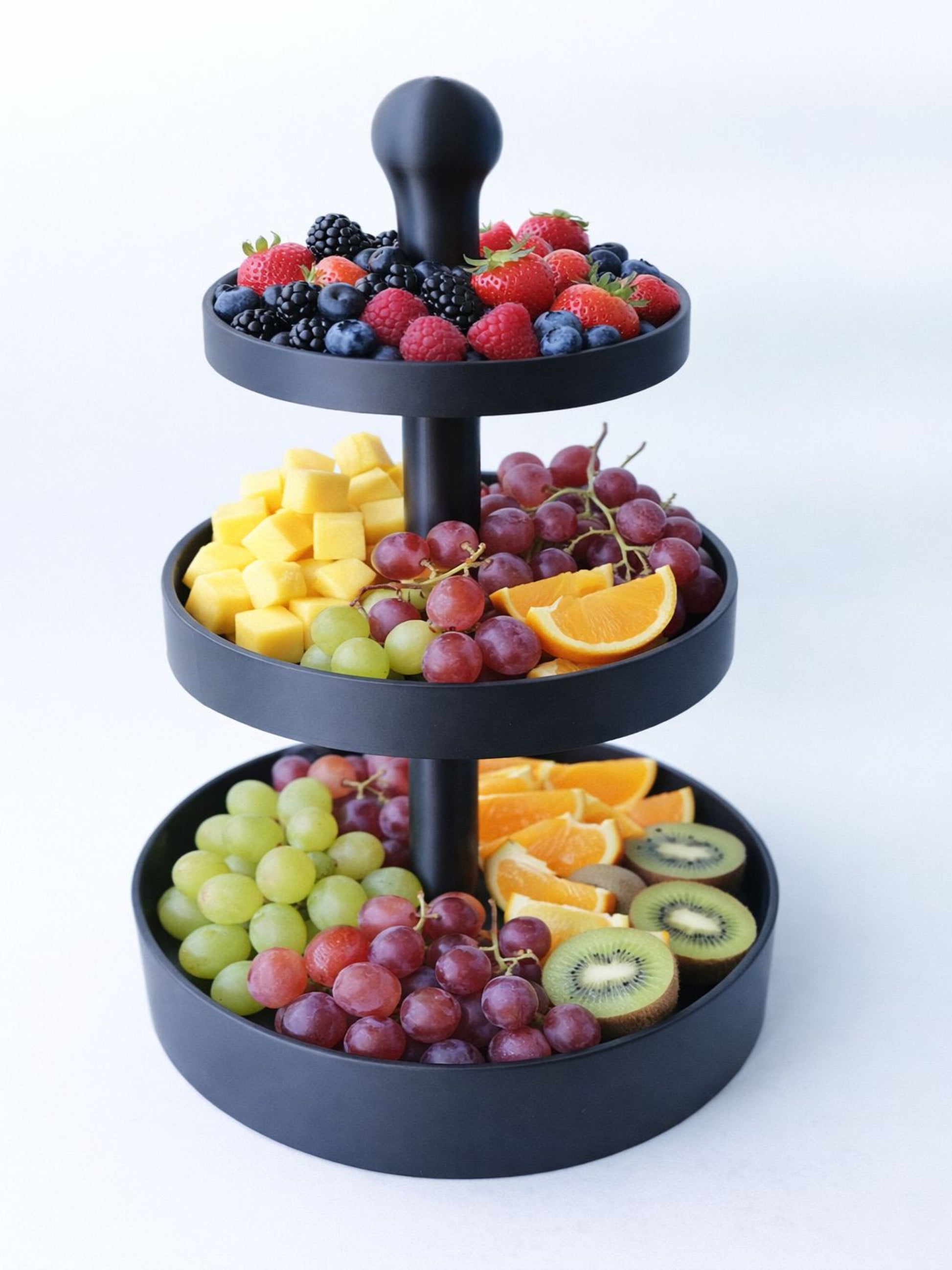 Zwarte 3D-geprinte ronde etagère van 34 cm hoog, ideaal voor hapjes, fruit en snacks op tafel.